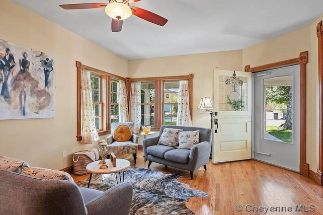 Building Photo - Charming Three Bedroom Home!