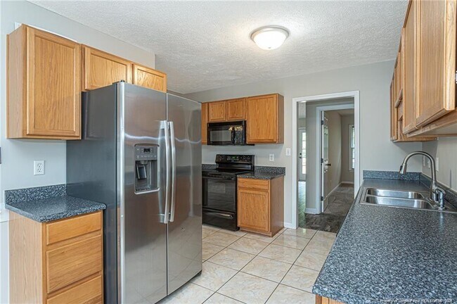 Building Photo - 402 Roundtree Dr