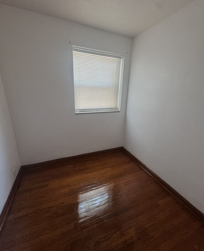 Building Photo - ** MOVE-IN SPECIAL. Half Off 1st Months Rent** 1.5-Bedroom Apartment with Bonus Room & Hardwood F...