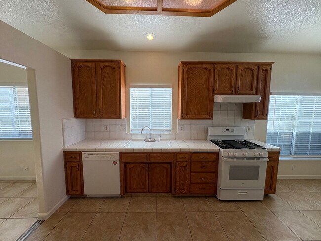 Building Photo - NE Visalia home Rent Ready!