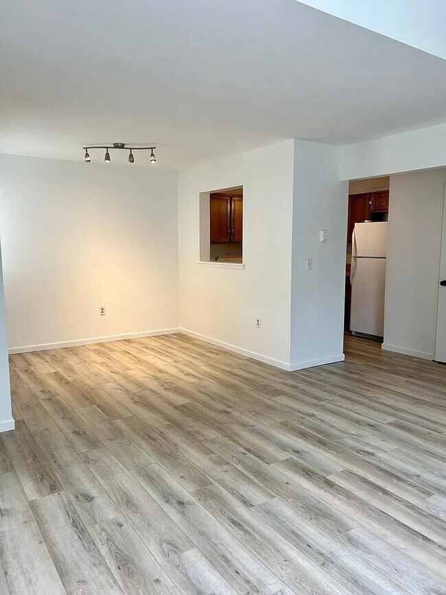 Building Photo - 85 N Main St