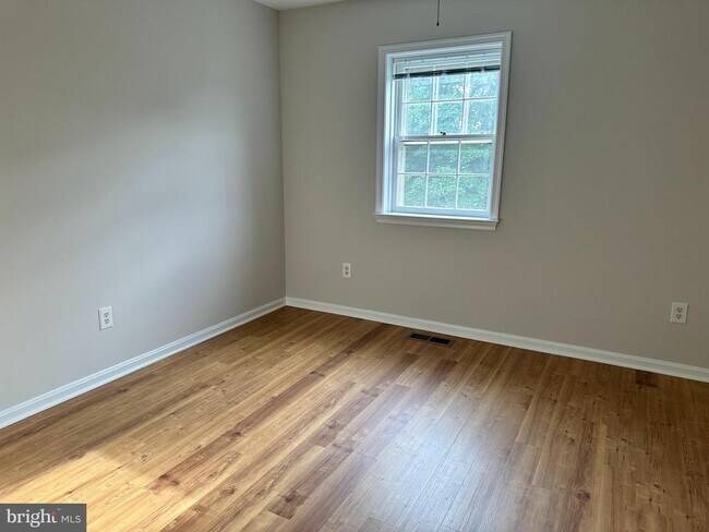 Building Photo - 4847 Chevy Chase Dr