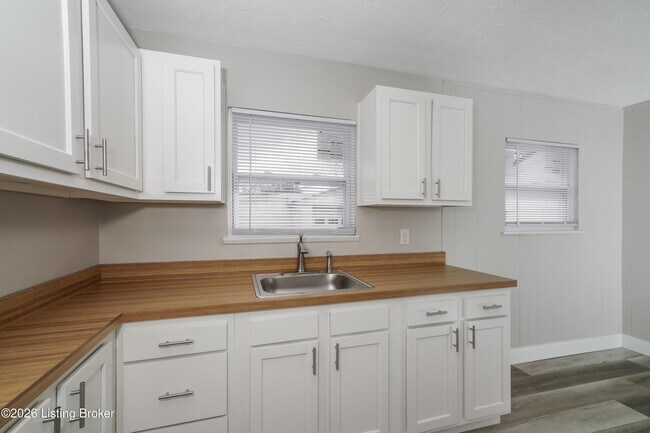 Building Photo - 9613 El Prado St