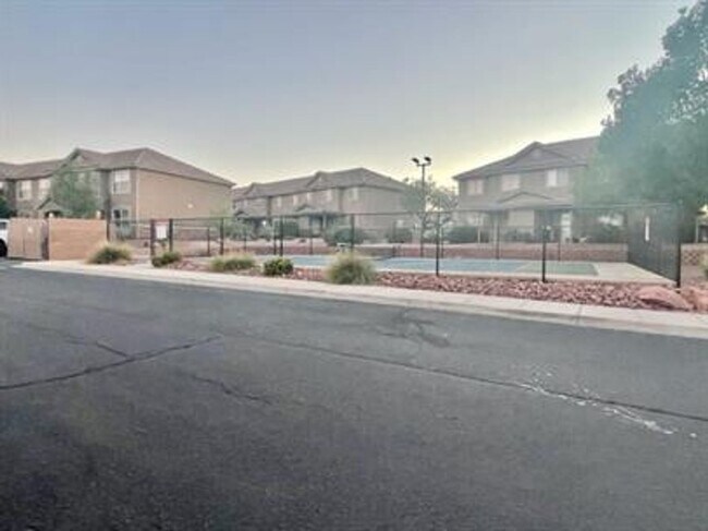 Building Photo - Hidden Valley Townhome!