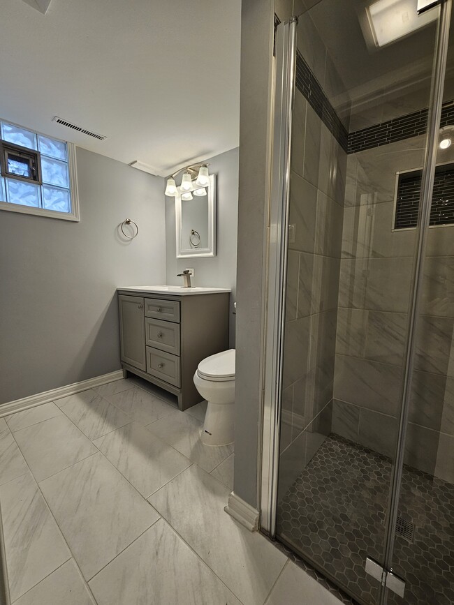 Building Photo - 9536 Elmwood Dr