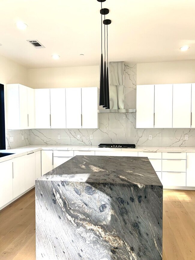 Building Photo - Bright, Modern & Beautiful – 3BR Home in M...