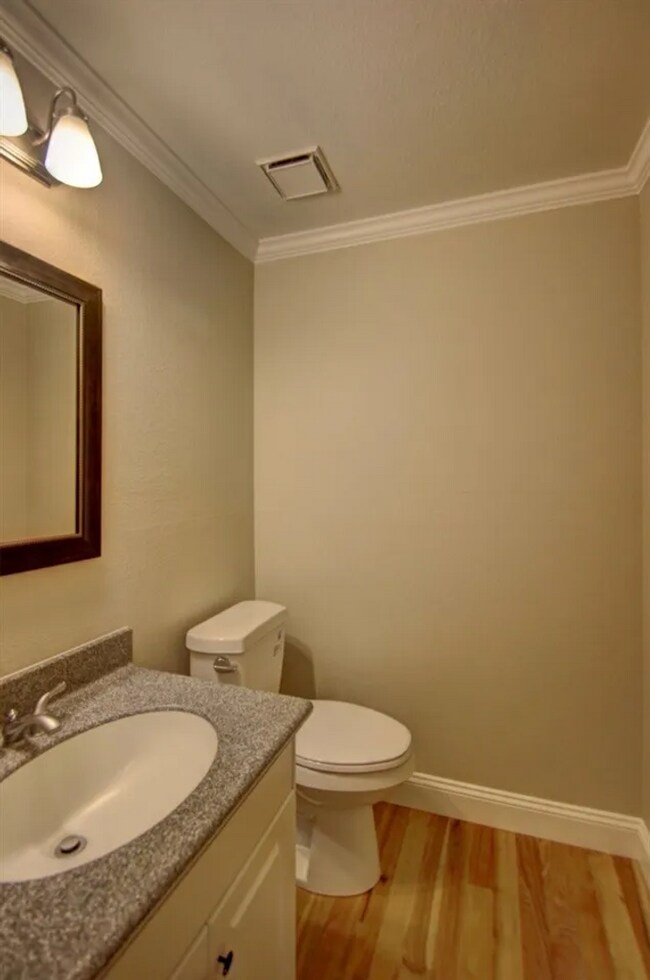 Building Photo - Spacious 3 bed Townhome with Fenced Yard, ...