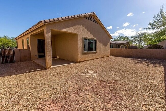 Building Photo - House For Rent