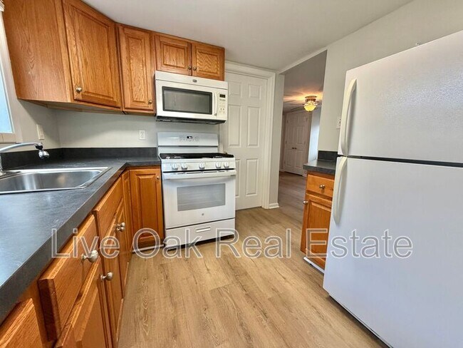 Building Photo - 2110 Pretty Lake Ave