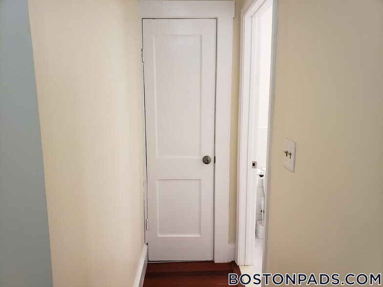 Building Photo - 194 Kelton St