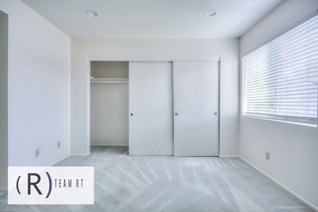 Building Photo - A Charming Condominium in a Quiet and Desi...