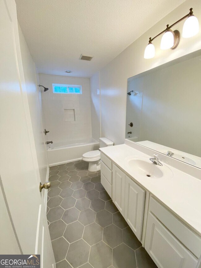 Building Photo - 675 Millbrook Villa Dr