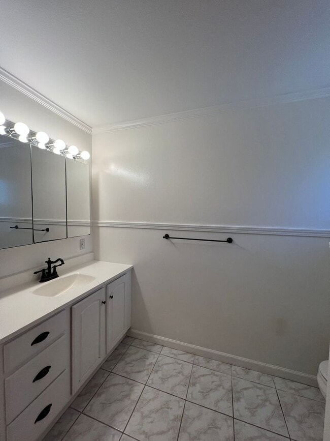 Building Photo - Beautiful 3 bedroom West Side Home! Close ...