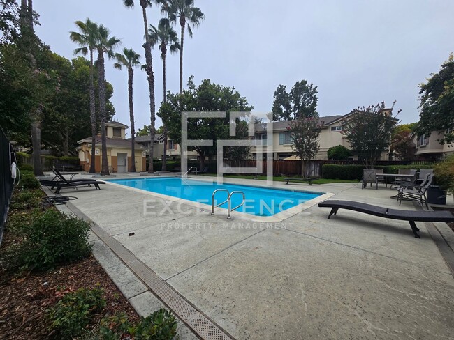 Building Photo - Beautiful 2 Story Townhouse - Small Pets N...