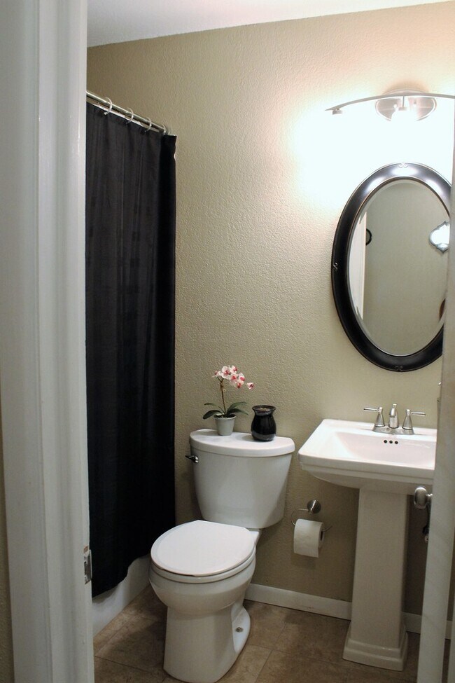 Building Photo - 2347 Edgemont Dr