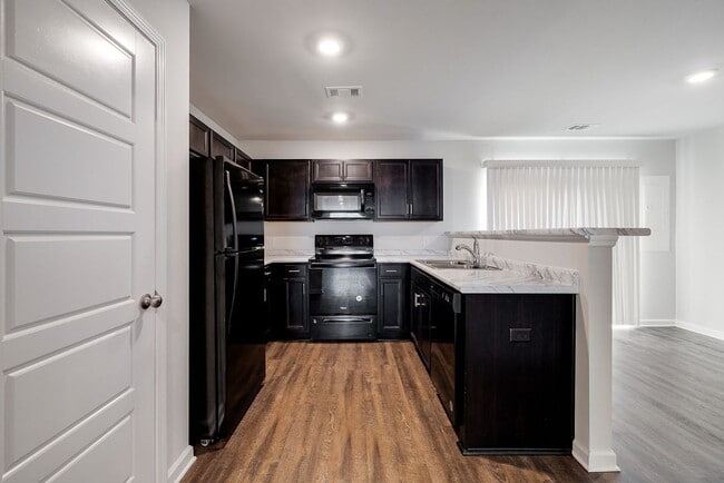 Building Photo - Open-Concept 3BED 2.5 BATH Townhome with L...