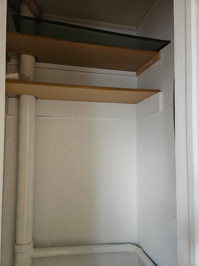 Building Photo - Top Floor Renovated 1 Bed/1 Bath Apartment in Victorian 4-Plex