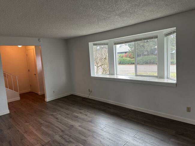 Building Photo - Large 3 bedroom 1 1/2 bathroom duplex with...