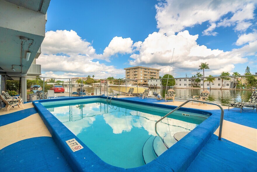 Building Photo - 8305 Crespi Blvd