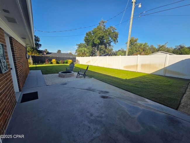 Building Photo - 920 W Beach Dr