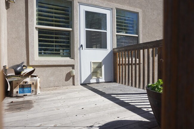 Building Photo - Gorgeous 4 Bedroom Sandy Home "Pet Friendly"