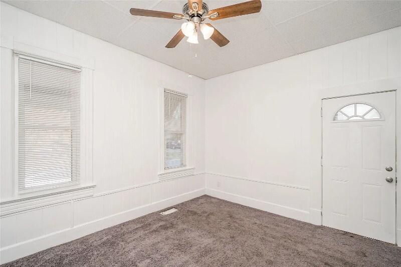 Building Photo - 1136 E 8th St