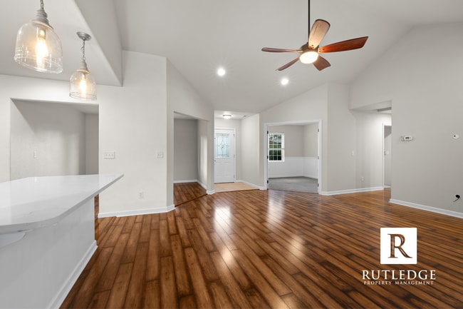 Building Photo - 3 Bedroom + Office in Central Point!