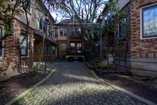 Building Photo - 1930's Townhouse in Idyllic Setting- Vinta...