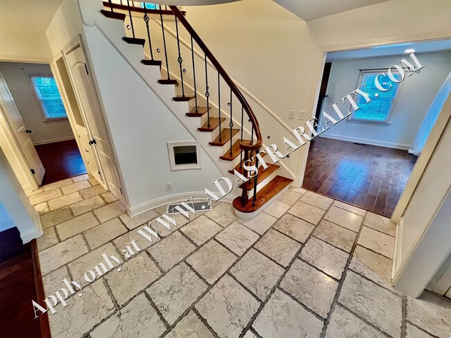 Building Photo - Beautiful 4 Bed 3.5 Bath Home in Fairway-Available NOW!!