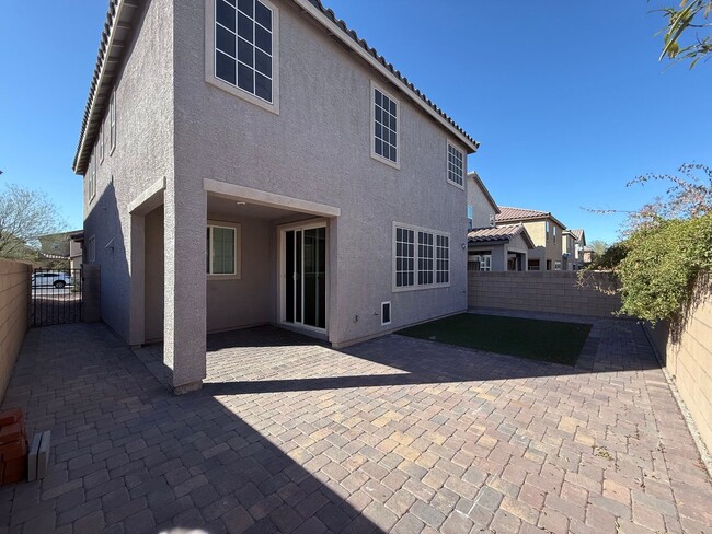 Building Photo - Immaculate 5-Bedroom Home with Loft in Pri...