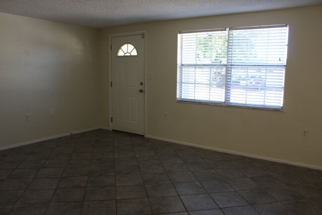 Building Photo - 3 Bedroom 2 Bath Home