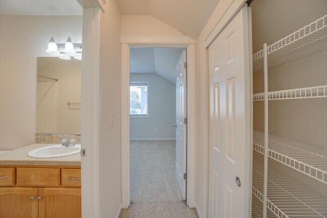 Building Photo - BEAUTIFUL THREE BEDROOM HOME IN VANCOUVER