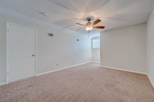 Building Photo - 2022 Highland Hills Dr