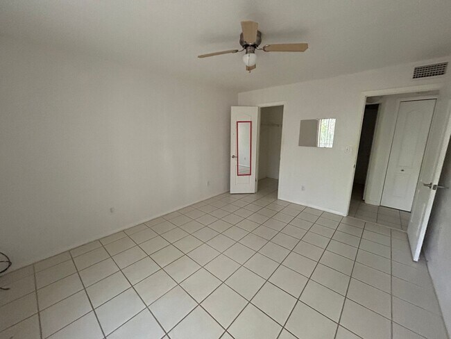 Building Photo - Walk to Campus from your Downstairs Flat