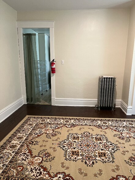 Building Photo - 992 Linton St