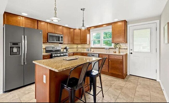 Building Photo - BEAUTIFUL HAVEN!  MOVE-IN READY 3 BEDROOM,...