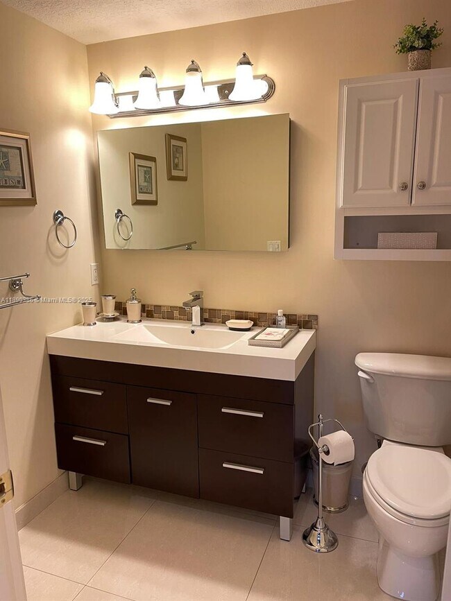 Building Photo - 3500 Coral Wy