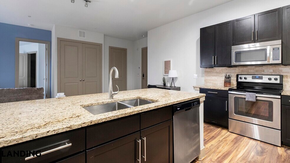 Building Photo - 2626 Fountain View Dr