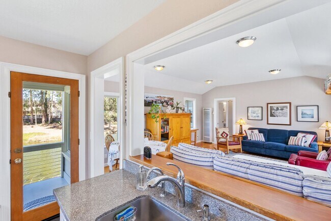 Building Photo - Oceanfront Paradise - 1BR/1BA Monthly Rent...