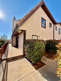 Building Photo - Pet-Friendly 3-BR Tri-Level Townhome