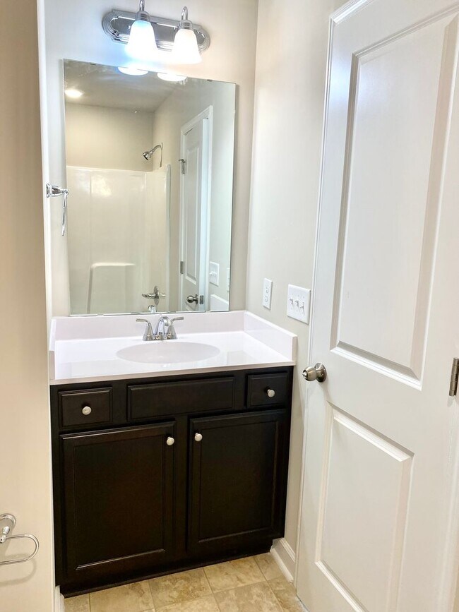 Building Photo - Well maintained Townhome in Piney Green!