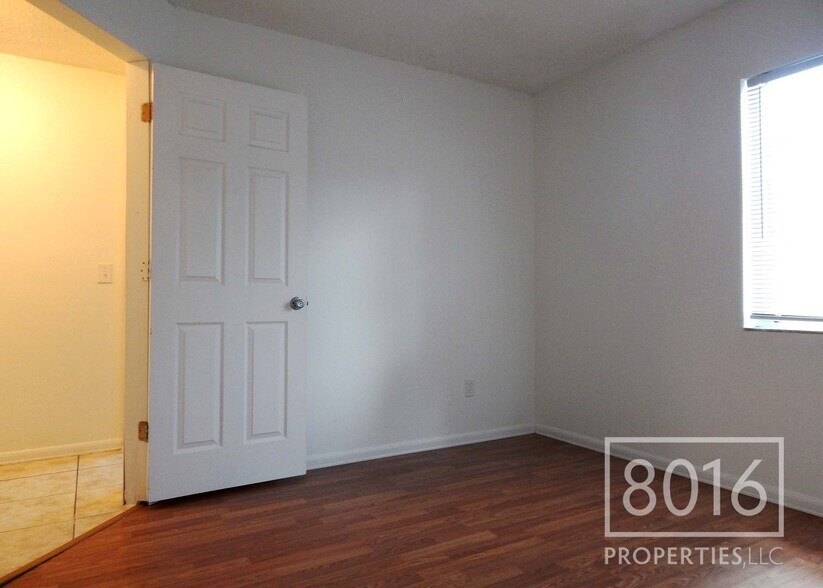 Building Photo - 4755 White Willow Ln