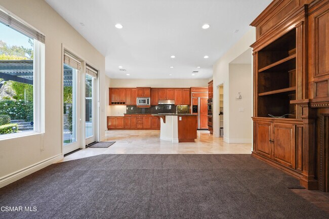 Building Photo - 6077 Mandeville Pl