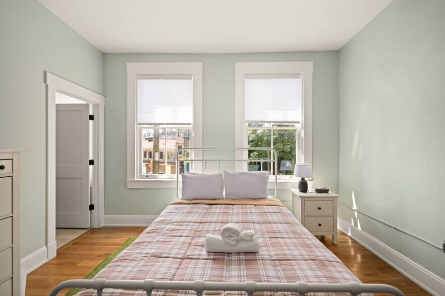 Building Photo - 1918 Vine St