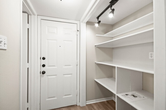 Building Photo - 7812 Theissetta Dr