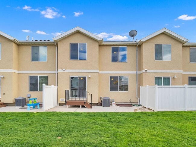 Building Photo - Beautiful 3-bedroom, 2-bath townhome