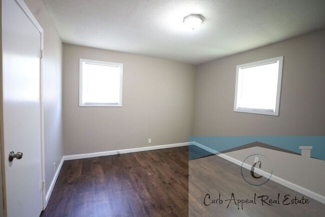Building Photo - Move in special $600!! Recently renovated 3 bed 1 bath home with fenced yard and a bonus space! -...