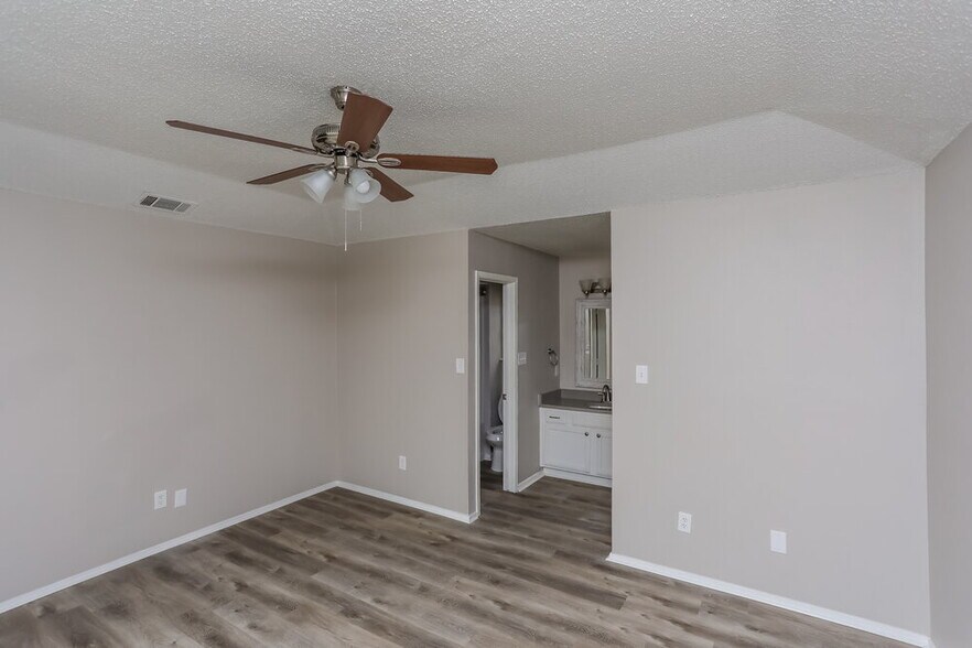 Building Photo - 2410 Bentley Dr