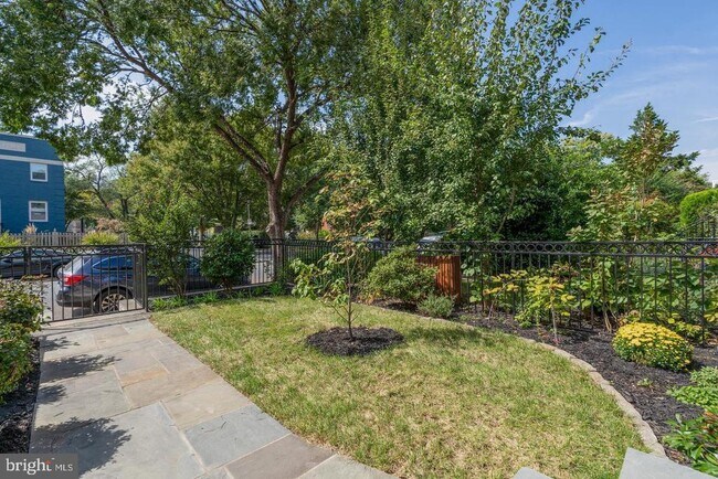 Building Photo - 1147 Colonial Ave