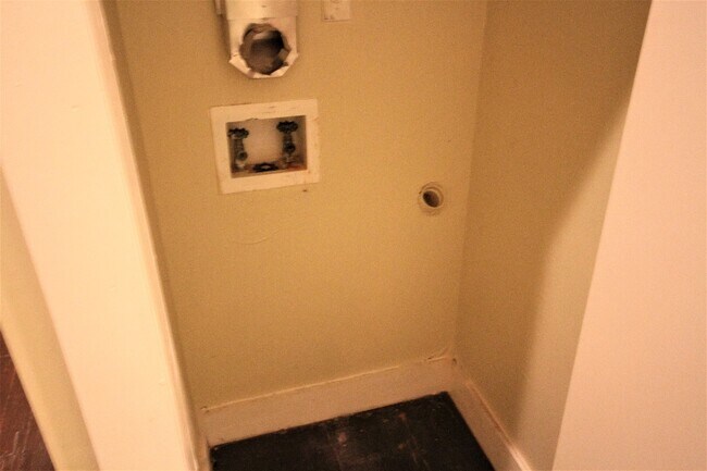 Building Photo - 319 S Flores St